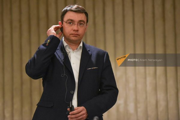 Представитель Евразийского банка развития Денис Илин на церемонии подписания меморандума о сотрудничестве между правительством Армении, Евразийским банком развития и ЗАО Лидиан Армения (22 февраля 2023). Еревaн - Sputnik Армения