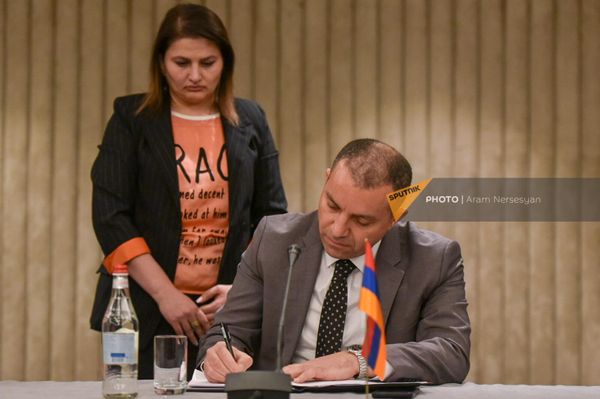 Министр экономики Ваан Керобян на церемонии подписания меморандума о сотрудничестве между правительством Армении, Евразийским банком развития и ЗАО Лидиан Армения (22 февраля 2023). Еревaн - Sputnik Армения