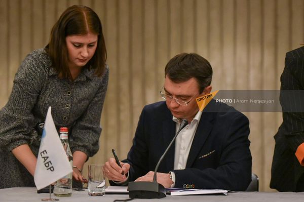 Представитель Евразийского банка развития Денис Илин на церемонии подписания меморандума о сотрудничестве между правительством Армении, Евразийским банком развития и ЗАО Лидиан Армения (22 февраля 2023). Еревaн - Sputnik Армения