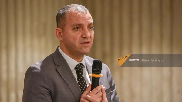 Министр экономики Ваан Керобян на церемонии подписания меморандума о сотрудничестве между правительством Армении, Евразийским банком развития и ЗАО Лидиан Армения (22 февраля 2023). Еревaн - Sputnik Армения