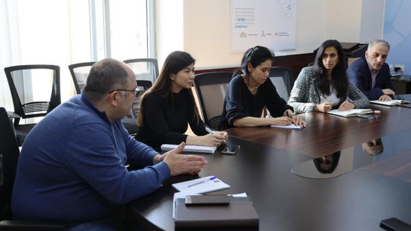 Արտակ Ջումայանն ընդունել է Ասիական զարգացման բանկի ներկայացուցիչներին և առաքելության ղեկավար Քիրթի Ռամեշին - Sputnik Արմենիա