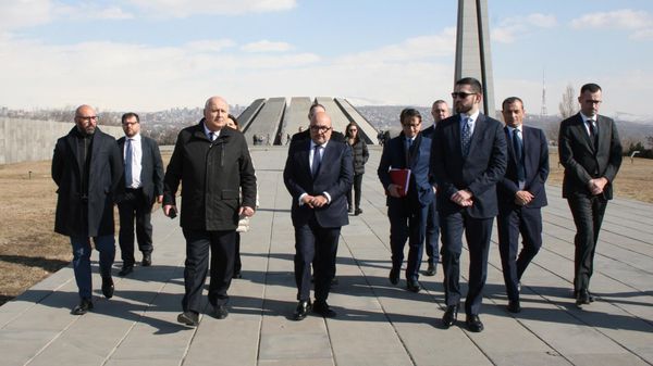 Իտալիայի մշակույթի նախարարն այցելել է Հայոց ցեղասպանության հուշահամալիր - Sputnik Արմենիա