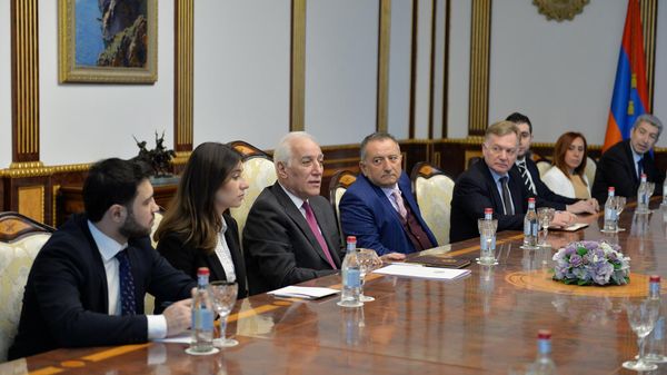 Президент Ваагн Хачатурян принял группу проживающих в Армении представителей сирийско-армянской общины (22 февраля 2023). Еревaн - Sputnik Армения