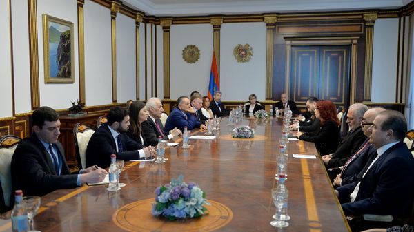 Վահագն Խաչատուրյանն ընդունել է ՀՀ–ում հաստատված սիրիահայ համայնքի ներկայացուցիչներին - Sputnik Արմենիա