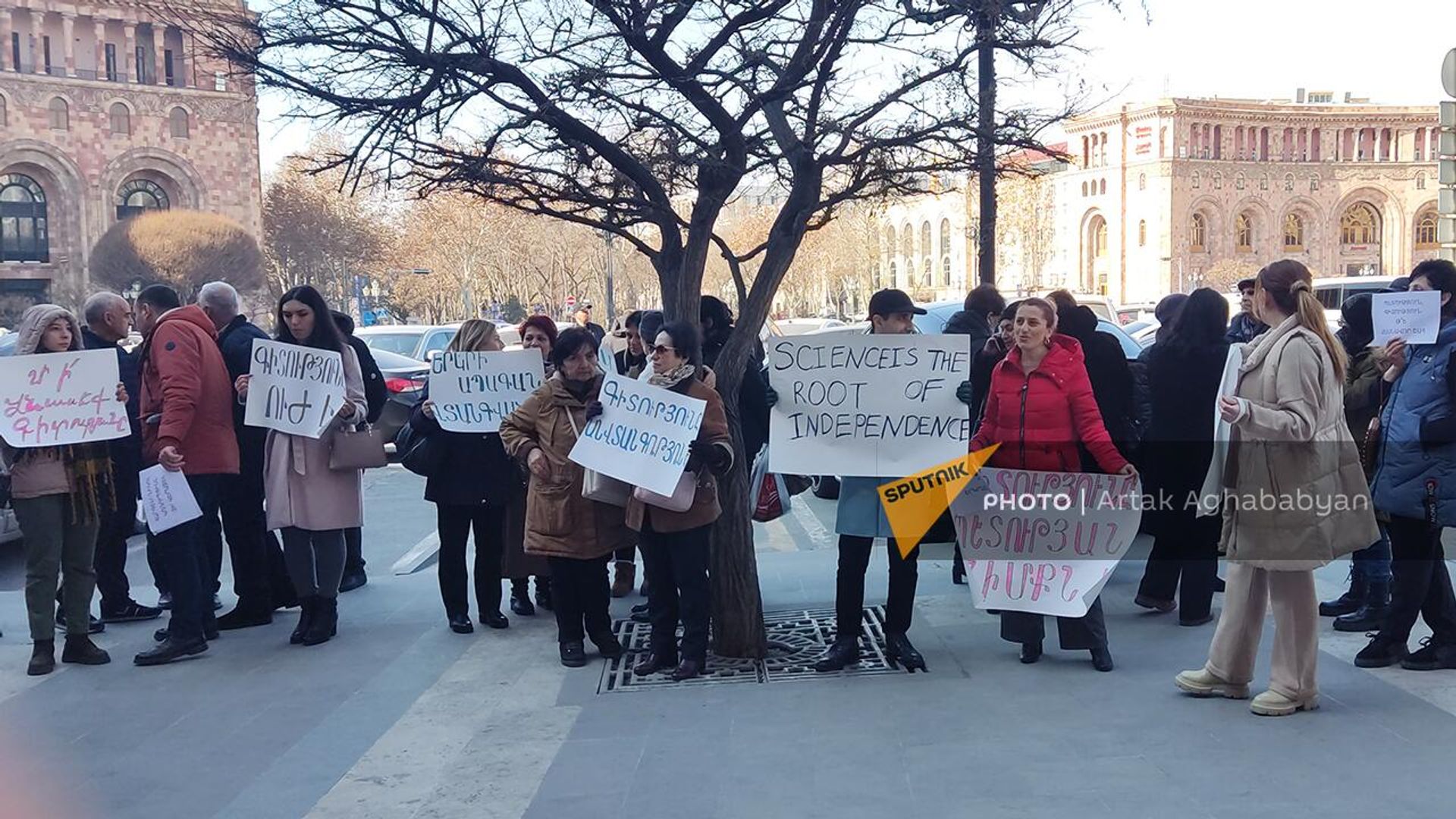 Акция протеста у здания правительства против застройки территории Научно-технологического центра органической и фармацевтической химии (23 февраля 2023). Еревaн Акция протеста у здания правительства против застройки территории Научно-технологического центра органической и фармацевтической химии (23 февраля 2023). Еревaн - Sputnik Արմենիա, 1920, 23.02.2023