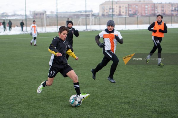 Ученик спортивной школы ФК Ширак Геворг Айрапетян на тренировке в футбольной академии Гюмри - Sputnik Армения