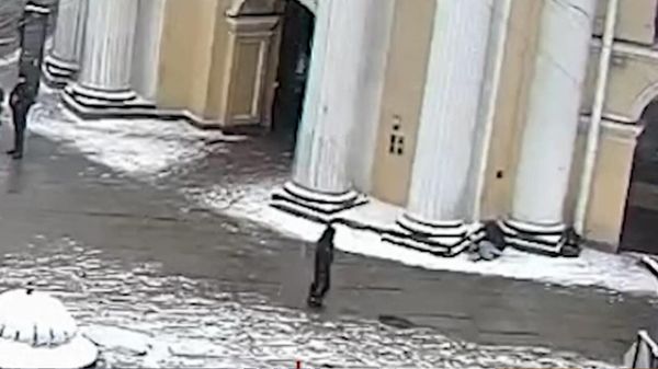 Омоновец, в которого выстрелили около метро Гостиный двор в Петербурге, даже будучи раненым пытался задержать стрелка - Sputnik Армения