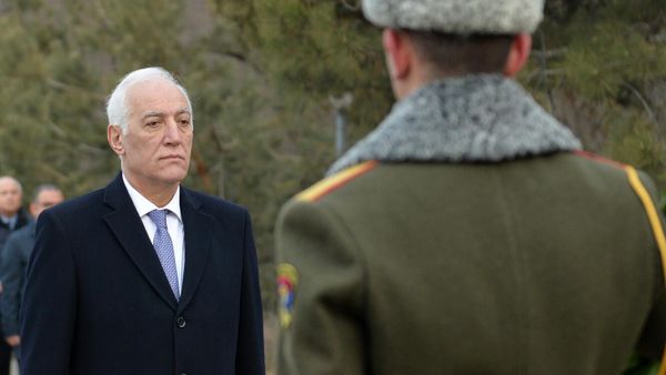 Президент Ваагн Хачатурян почтил память жертв сумгаитских погромов в мемориальном комплексе Цицернакаберд (27 февраля 2023). Еревaн - Sputnik Армения