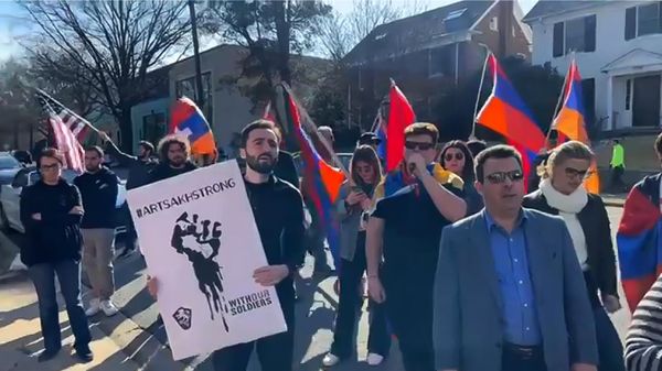 Кадр из видео с акции протеста молодежного крыла АРФД у здания посольства Азербайджана в США (26 февраля 2023). Вашингтон Кадр из видео с акции протеста молодежного крыла АРФД у здания посольства Азербайджана в США (26 февраля 2023). Вашингтон - Sputnik Армения