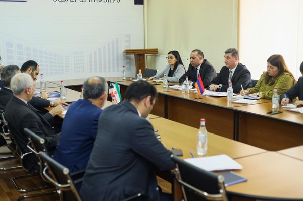 Իրանի Իսլամական Հանրապետության կոոպերացիայի, աշխատանքի և սոցիալական բարեկեցության նախարար Սեյեդ Սոուլաթ Մորթազավին հանդիպել է ՀՀ տարածքային կառավարման և ենթակառուցվածքների նախարար Գնել Սանոսյանի հետ - Sputnik Արմենիա