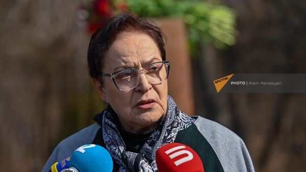 Лариса Алавердян в числе представителей интеллигенции у хачкара памяти жертв Сумгаита в Цицернакаберде (28 февраля 2023). Еревaн Лариса Алавердян в числе представителей интеллигенции у хачкара памяти жертв Сумгаита в Цицернакаберде (28 февраля 2023). Еревaн - Sputnik Армения