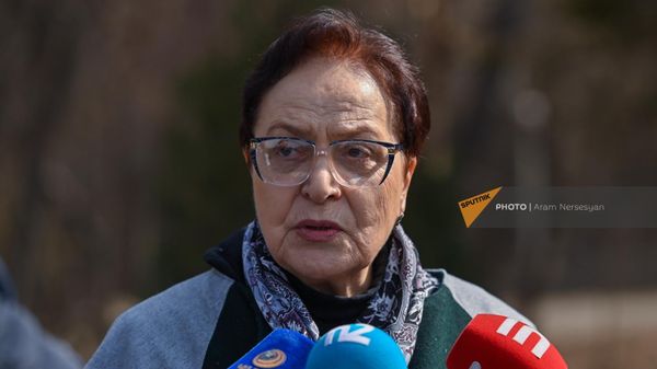 Лариса Алавердян в числе представителей интеллигенции у хачкара памяти жертв Сумгаита в Цицернакаберде (28 февраля 2023). Еревaн - Sputnik Армения