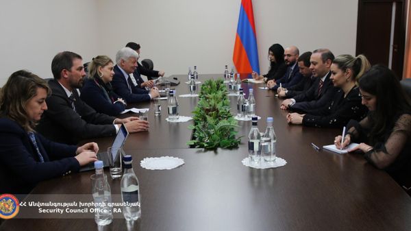 Секретарь Совбеза Армен Григорян принял делегацию, возглавляемую заместителем председателя бюро Палаты депутатов Люксембурга, вице-спикером парламента Джуной Бернар (28 февраля 2023). Еревaн - Sputnik Армения