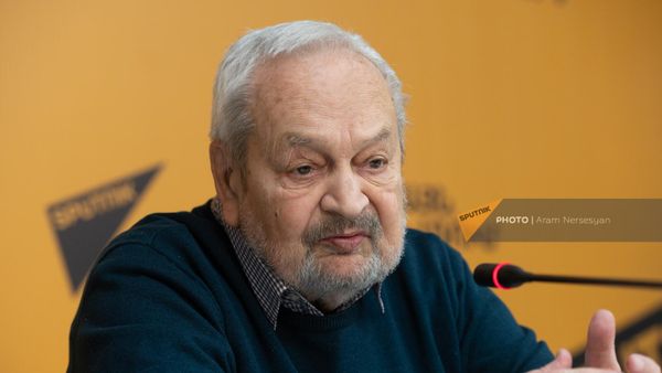 Заслуженный архитектор, лауреат Госпремии СССР и многочисленных международных премий, экс-директор института Армгоспроект Грач Погосян на пресс-конференции Насколько сейсмостойки ереванские высотки (1 марта 2023). Еревaн - Sputnik Армения