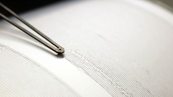 Часть исторического сейсмометра с сейсмограммой, используемого в Институте геофизики Чешской академии наук - Sputnik Армения