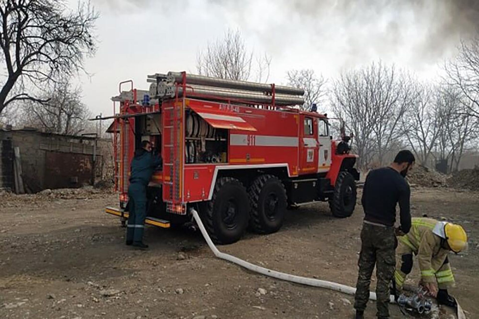 Спасатели тушат горящие автомобили на улице Араратян в Веди (1 марта 2023). Арарат - Sputnik Արմենիա, 1920, 01.03.2023