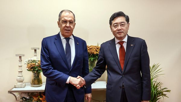 Главы МИД РФ и Китая Сергей Лавров и Цинь Ган на первой личной встрече на полях совещания глав МИД стран - участниц G20 (2 марта 2023). Нью-Дели - Sputnik Армения