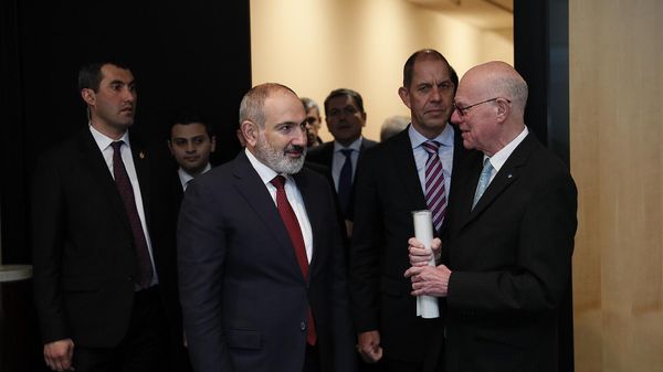 Премьер-министр Никол Пашинян на встрече с президентом немецкого фонда Конрад Аденауэр Норбертом Ламмертом (2 марта 2023). Германия - Sputnik Армения