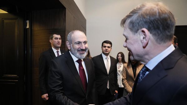 Премьер-министр Никол Пашинян провел рабочий завтрак с членами группы дружбы Германия-Южный Кавказ Бундестага во главе с председателем группы Йоханом Дэвидом Вадефулом (3 марта 2023). Германия - Sputnik Армения