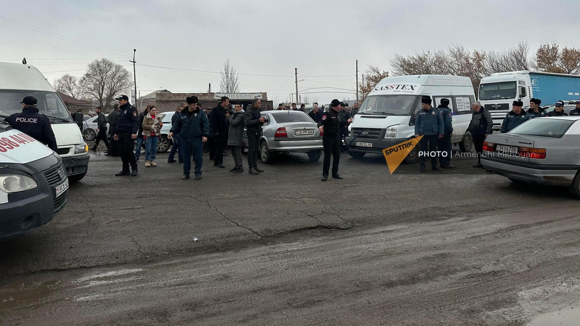 Родственники погибшего в огне солдата Паляна Погосяна перекрыли трассу Гюмри - Ереван (3 марта 2023). Ширак - Sputnik Армения, 1920, 03.03.2023