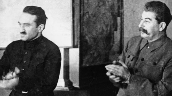Генеральный секретарь ЦК ВКП (б) Иосиф Виссарионович Сталин и нарком пищевой промышленности СССР Анастас Иванович Микоян (слева). - Sputnik Армения
