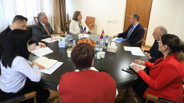 Министр экономики Ваан Керобян принял Чрезвычайного и полномочного посла США Кристину Куинн (3 марта 2023). Ерервaн - Sputnik Армения