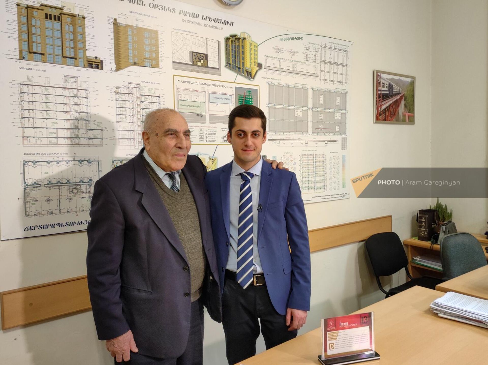Доктор технических наук, преподаватель Архитектурно-строительного университета Армении Вардгес Григорян и преподаватель Архитектурно-строительного университета Армении Ашот Мхитарян - Sputnik Армения, 1920, 06.03.2023