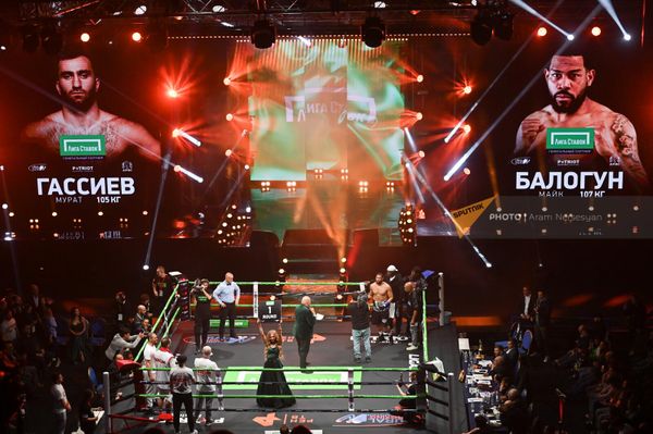 Поединок за титул интерконтинентального чемпиона мира по версии WBA в весовой категории больше 90,7кг между боксерами Майком Балогуном (США) и Муратом Гассиевым (Россия) в спортивно-концертном комплексе им.К.Демирчяна (4 марта 2023). Еревaн - Sputnik Армения
