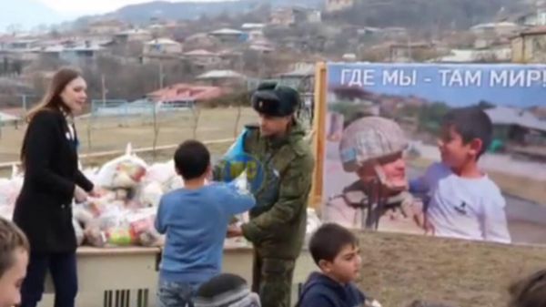 Российские миротворцы совместно с волонтерами многонационального проекта Мы Едины раздали предметы первой необходимости многодетным и нуждающимся в помощи семьям в Нагорном Карабахе. - Sputnik Արմենիա