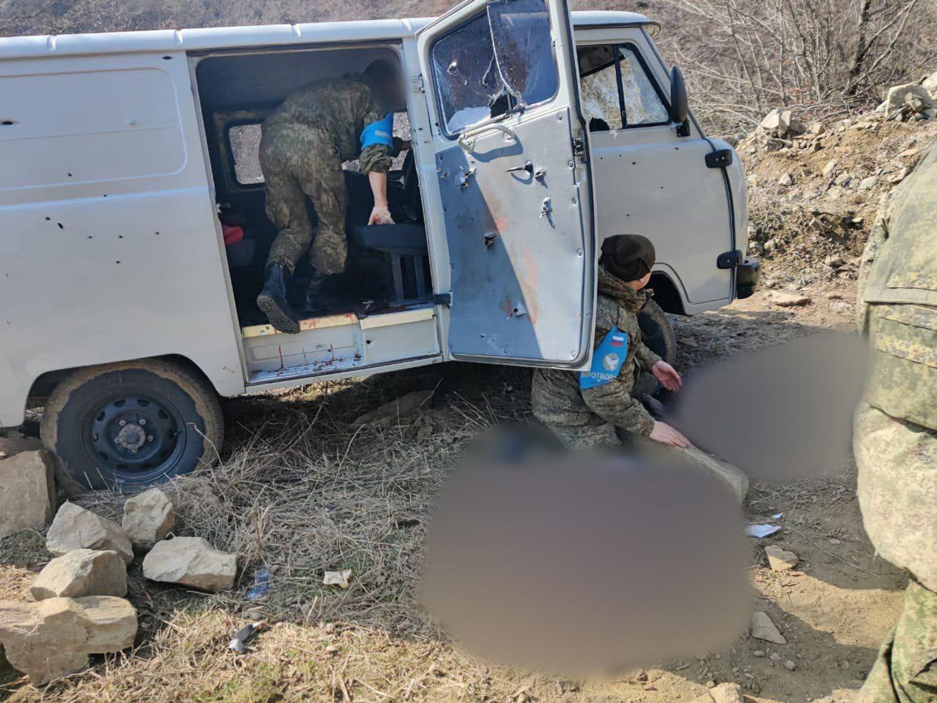 Миротворцы осматривают расстрелянную со стороны ВС Азербайджана  дежурную машину сотрудников паспортно-визового отдела полиции (5 марта 2023). Карабах - Sputnik Արմենիա, 1920, 05.03.2023