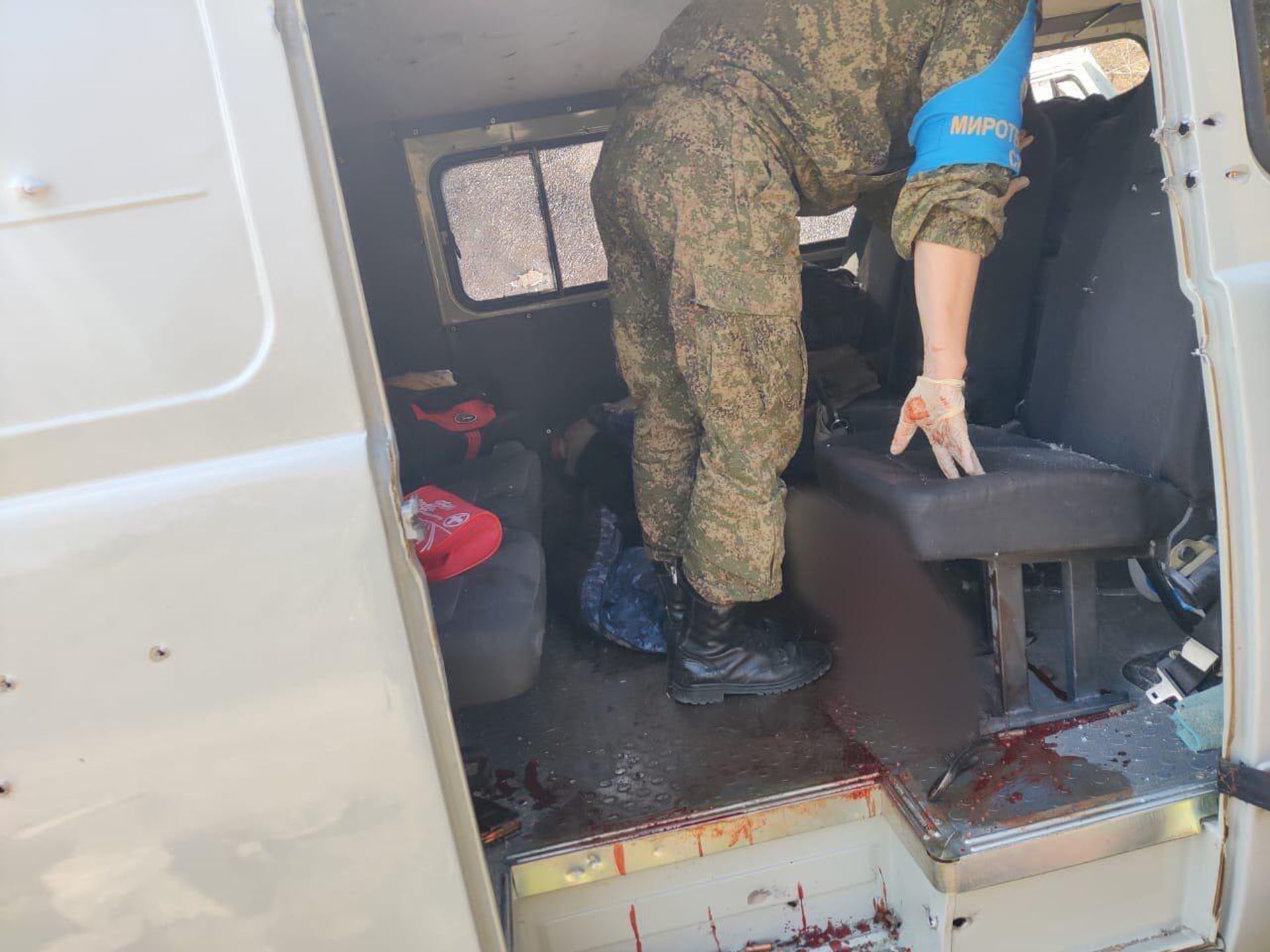 Миротворцы осматривают расстрелянную со стороны ВС Азербайджана  дежурную машину сотрудников паспортно-визового отдела полиции (5 марта 2023). Карабах - Sputnik Արմենիա, 1920, 05.03.2023
