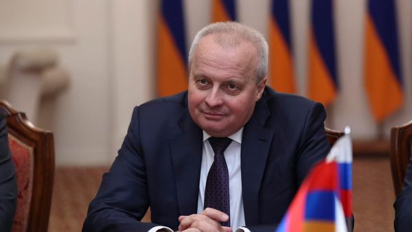 Лидер фракции Гражданский договор Айк Конджорян принял Чрезвычайного и Полномочного Посла Российской Федерации Сергея Копыркина (6 марта 2023). Еревaн - Sputnik Армения