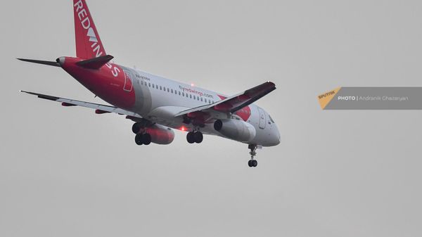 Самолет авиакомпании Red Wings подлетает к аэропорту Звартноц - Sputnik Армения