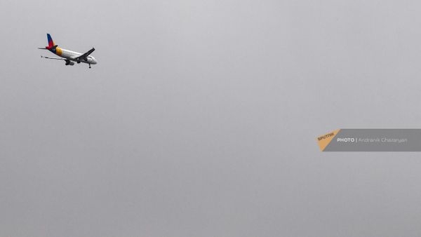 Самолет авиакомпании FlyArna подлетает к аэропорту Звартноц - Sputnik Արմենիա