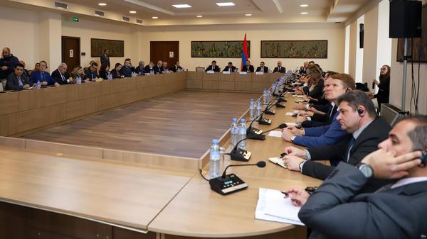 Замминистра иностранных дел РА Ваге Геворкян и представитель РА по международным правовым вопросам Егише Киракосян встретились с руководителями аккредитованных в Армении диппредставительств и представителями международных структур (6 марта 2023). Еревaн - Sputnik Армения
