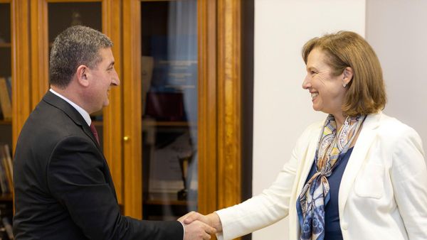 Министр территориального управления и инфраструктур РА Гнел Саносян принял посла США Кристину Куинн (6 марта 2023). Еревaн - Sputnik Армения