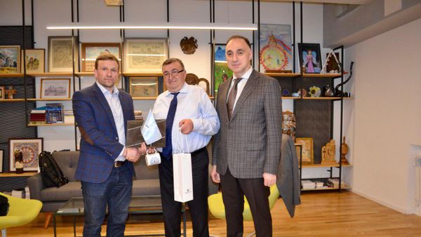 Հոկեյի հայկական լիգայի հիմնադիր Պյոտր Լեբեդևը, «Գազպրոմ Արմենիա» ՓԲԸ ուսումնամարզական համալիրի տնօրեն Ալեքսանդր Գրիգորյանը, «Մոսկվայի տուն» կենտրոնի գլխավոր տնօրեն Վահրամ Կարապետյանը  - Sputnik Արմենիա