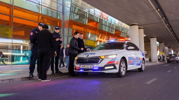 Инспекционный орган градостроительства, технической и пожарной безопасности осуществил контроль над таксомоторными перевозками в международном аэропорту Звартноц (7 марта 2023). Еревaн - Sputnik Армения