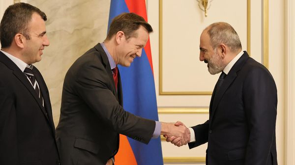 Премьер-министр Никол Пашинян принял вице-президента американской компании Microchip Technology Брюса Вейера (7 марта 2023). Ереван - Sputnik Армения