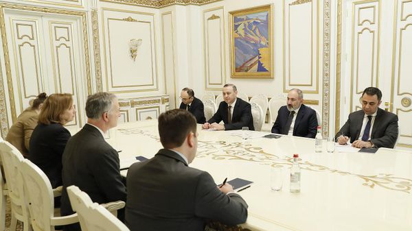 Премьер-министр Никол Пашинян принял старшего советника по переговорам на Кавказе, американского сопредседателя Минской группы ОБСЕ Луиса Боно (7 марта 2023). Еревaн - Sputnik Արմենիա