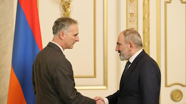 Премьер-министр Никол Пашинян принял старшего советника по переговорам на Кавказе, американского сопредседателя Минской группы ОБСЕ Луиса Боно (7 марта 2023). Еревaн - Sputnik Армения