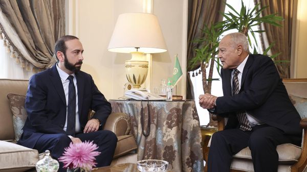 Находящийся с рабочим визитом в Каире министр иностранных дел Арарат Мирзоян встретился с генеральным секретарем Лиги арабских государств Ахмедом Абул Гаитом (7 марта 2023). Египет - Sputnik Армения