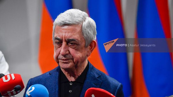 Серж Саргсян отвечает на вопросы журналистов на презентации сборника На передовой переговоров (7 марта 2023). Еревaн - Sputnik Армения