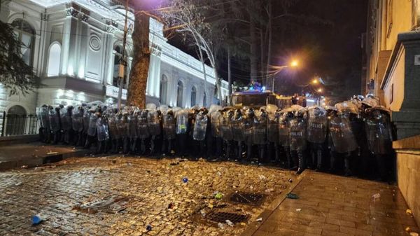 Полиция со щитами во время акции против законопроекта об иноагентах (7 марта 2023). Тбилиси - Sputnik Армения