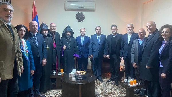 Делегация во главе с Главным уполномоченным по делам диаспоры Заре Синаняном встретилась с духовными и профсоюзными лидерами армянской общины Дамаска (8 марта 2023). Сирия - Sputnik Армения