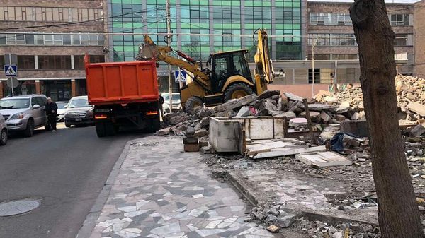 Сотрудники административного района Арабкир очищают территорию парка на проспекте Комитаса от строительного мусора (8 марта 2023). Еревaн - Sputnik Армения