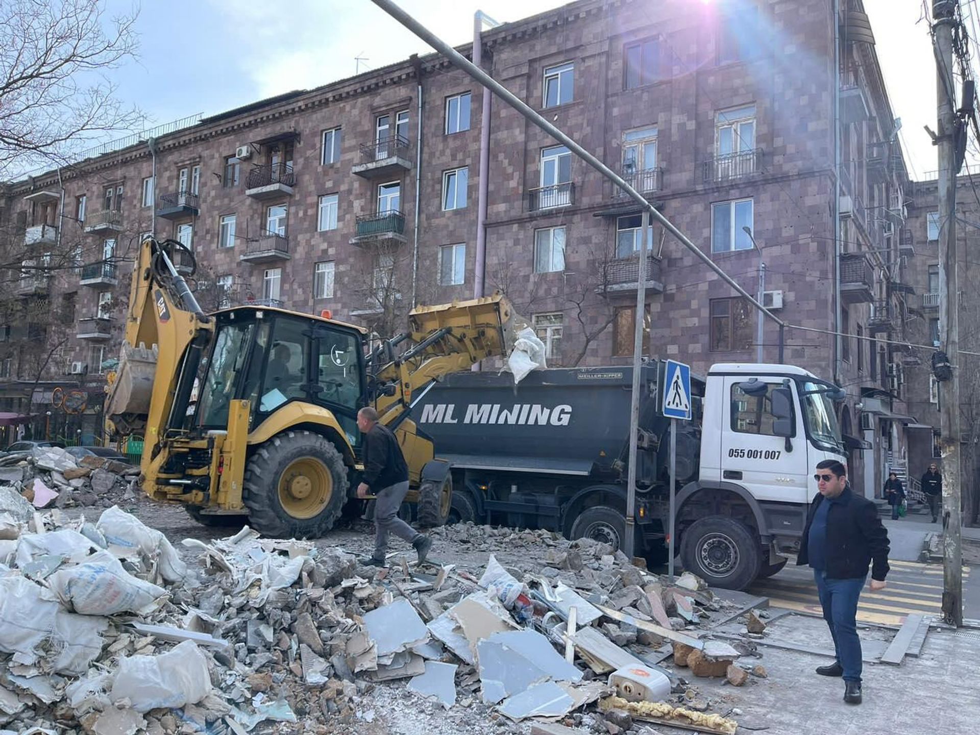 Сотрудники административного района Арабкир очищают территорию парка на проспекте Комитаса от строительного мусора (8 марта 2023). Еревaн - Sputnik Армения, 1920, 08.03.2023