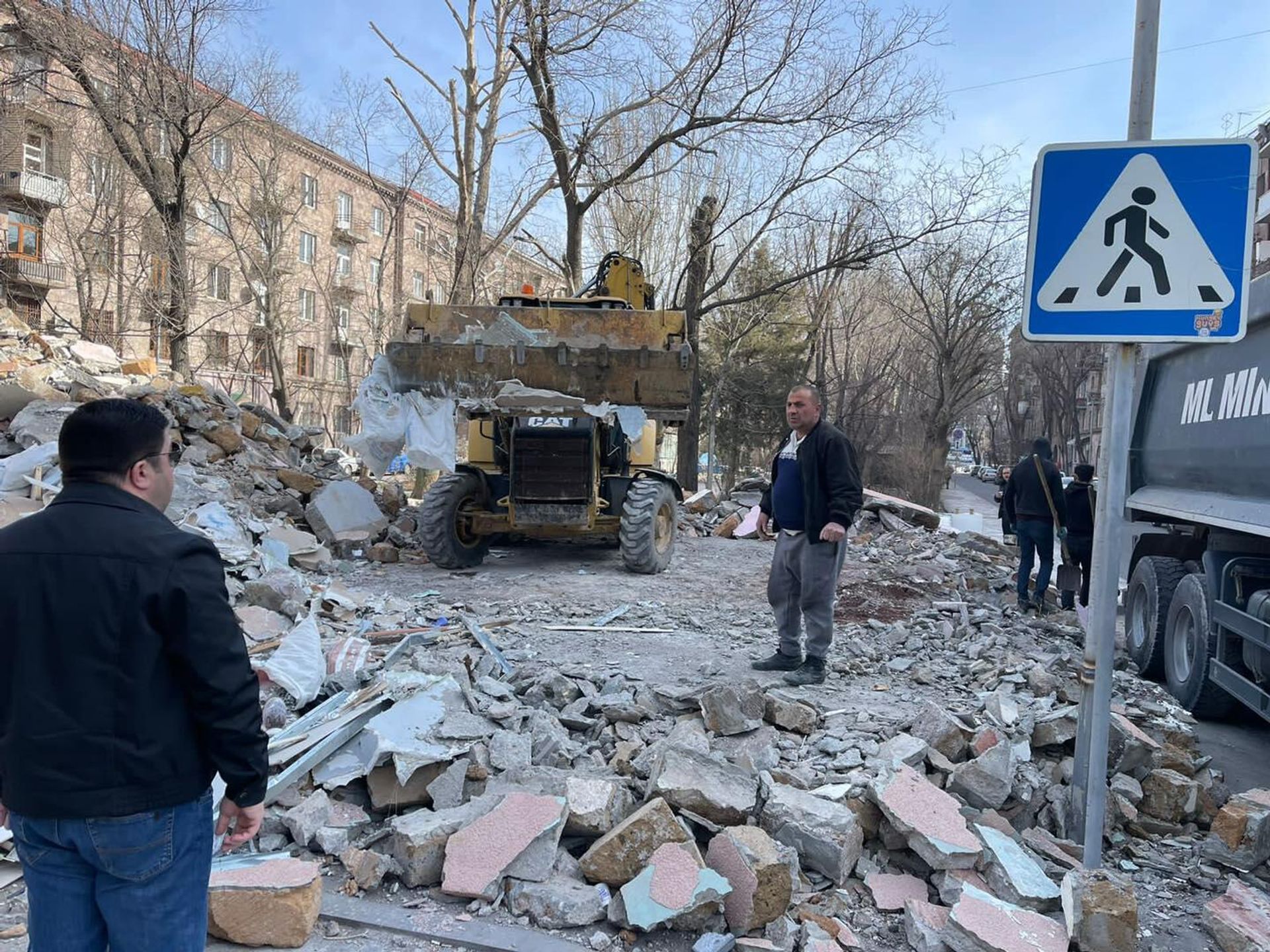 Сотрудники административного района Арабкир очищают территорию парка на проспекте Комитаса от строительного мусора (8 марта 2023). Еревaн - Sputnik Армения, 1920, 08.03.2023