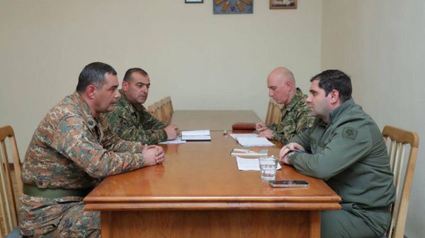 Министр обороны Сурен Папикян встретился с командирами отделений, боевых позиций и опорных пунктов одной из воинских частей республики, несущей боевое дежурство (10 марта 2023). Армения - Sputnik Армения