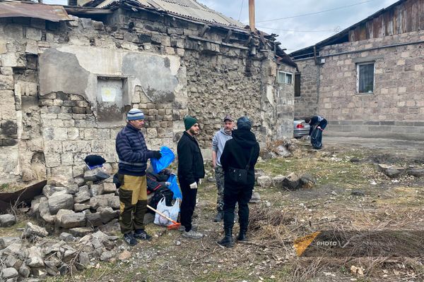 Молодые людей из России и других стран занимаются уборкой улиц и двориков города Гюмри - Sputnik Армения